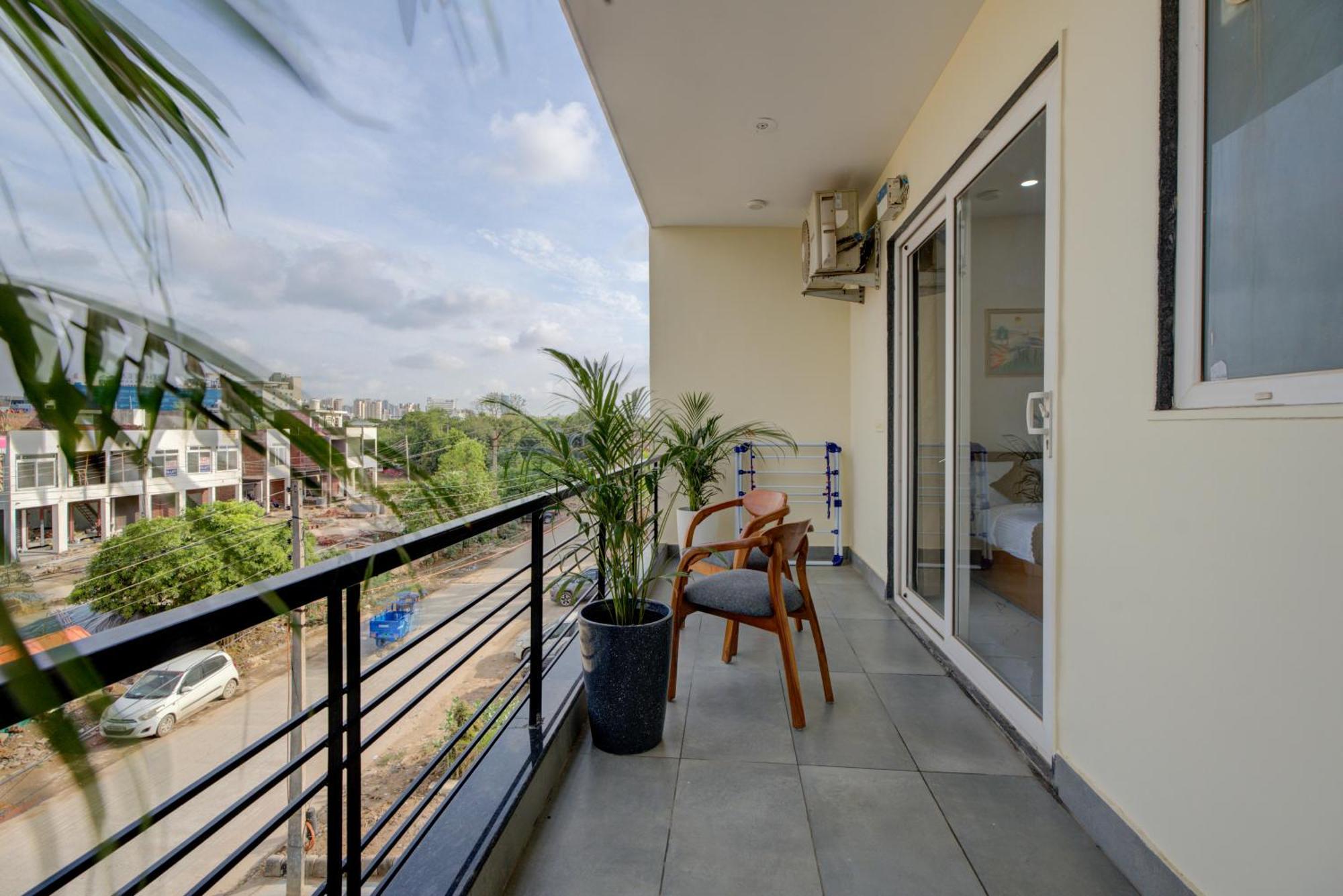The Lodgers Studio Apartment Infront Of Artemis Hospital Gurugram Gurgaon Eksteriør billede