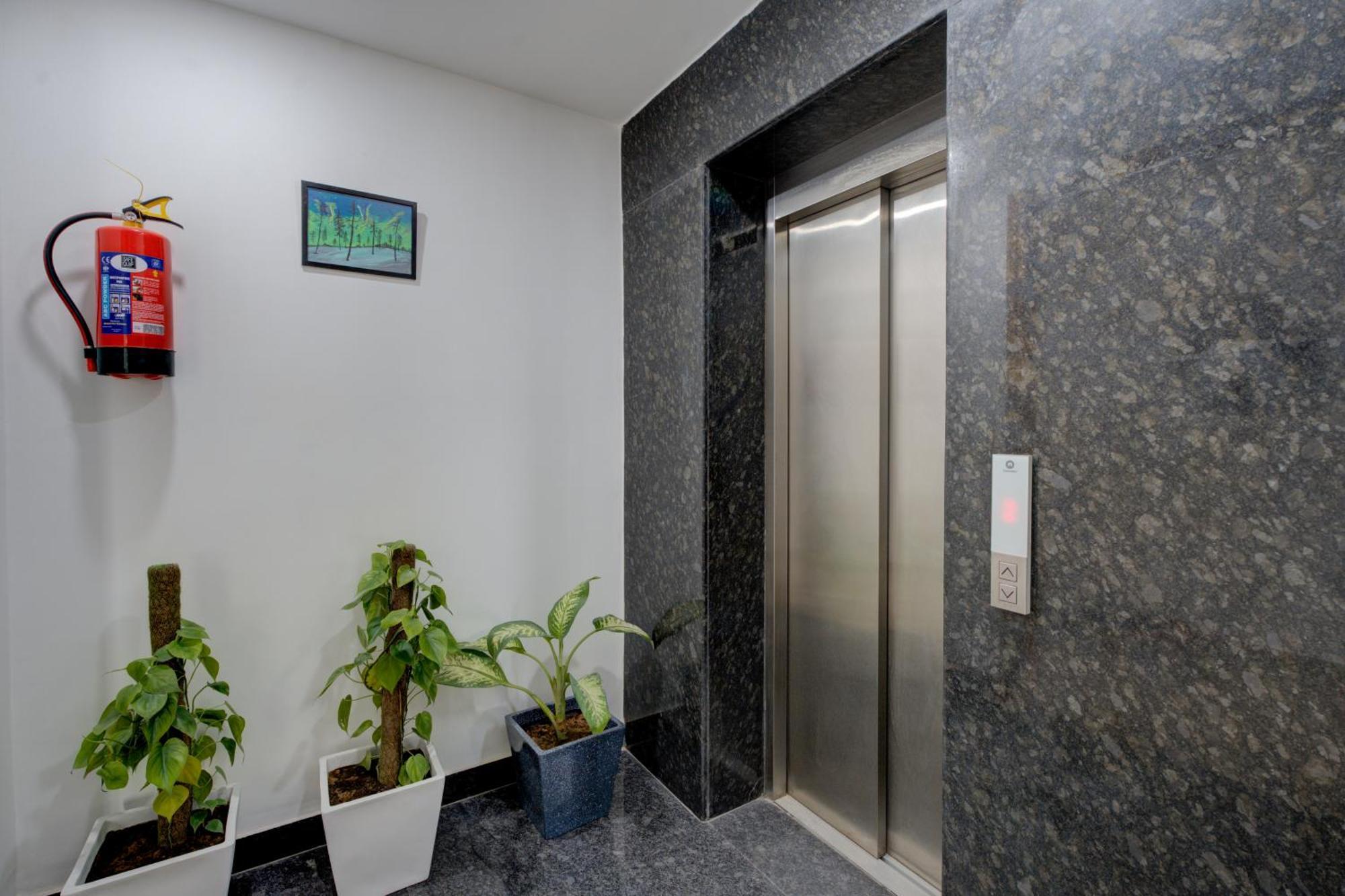 The Lodgers Studio Apartment Infront Of Artemis Hospital Gurugram Gurgaon Eksteriør billede
