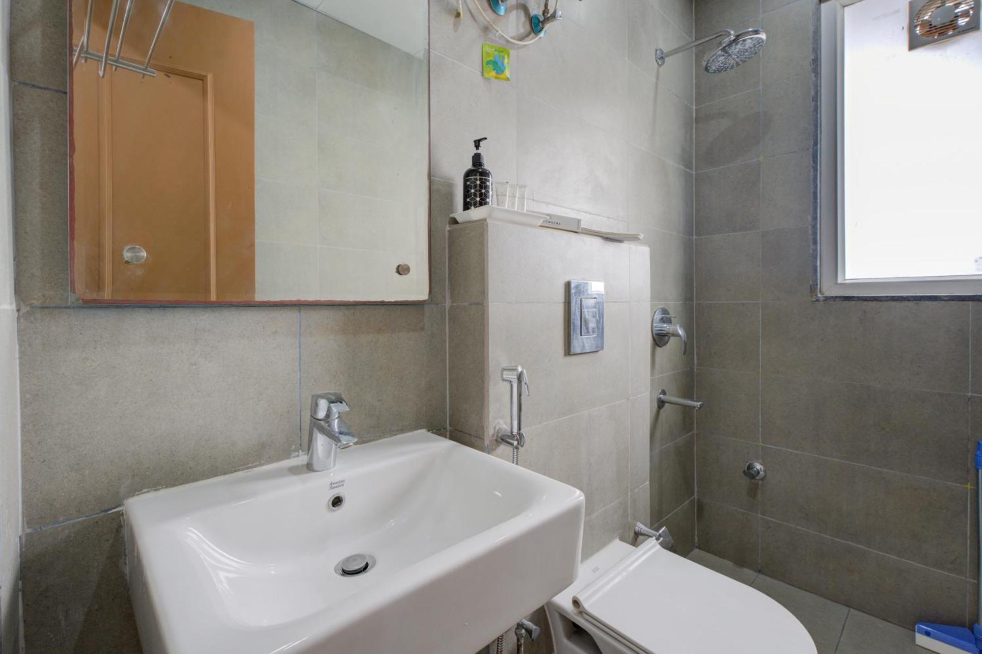 The Lodgers Studio Apartment Infront Of Artemis Hospital Gurugram Gurgaon Eksteriør billede